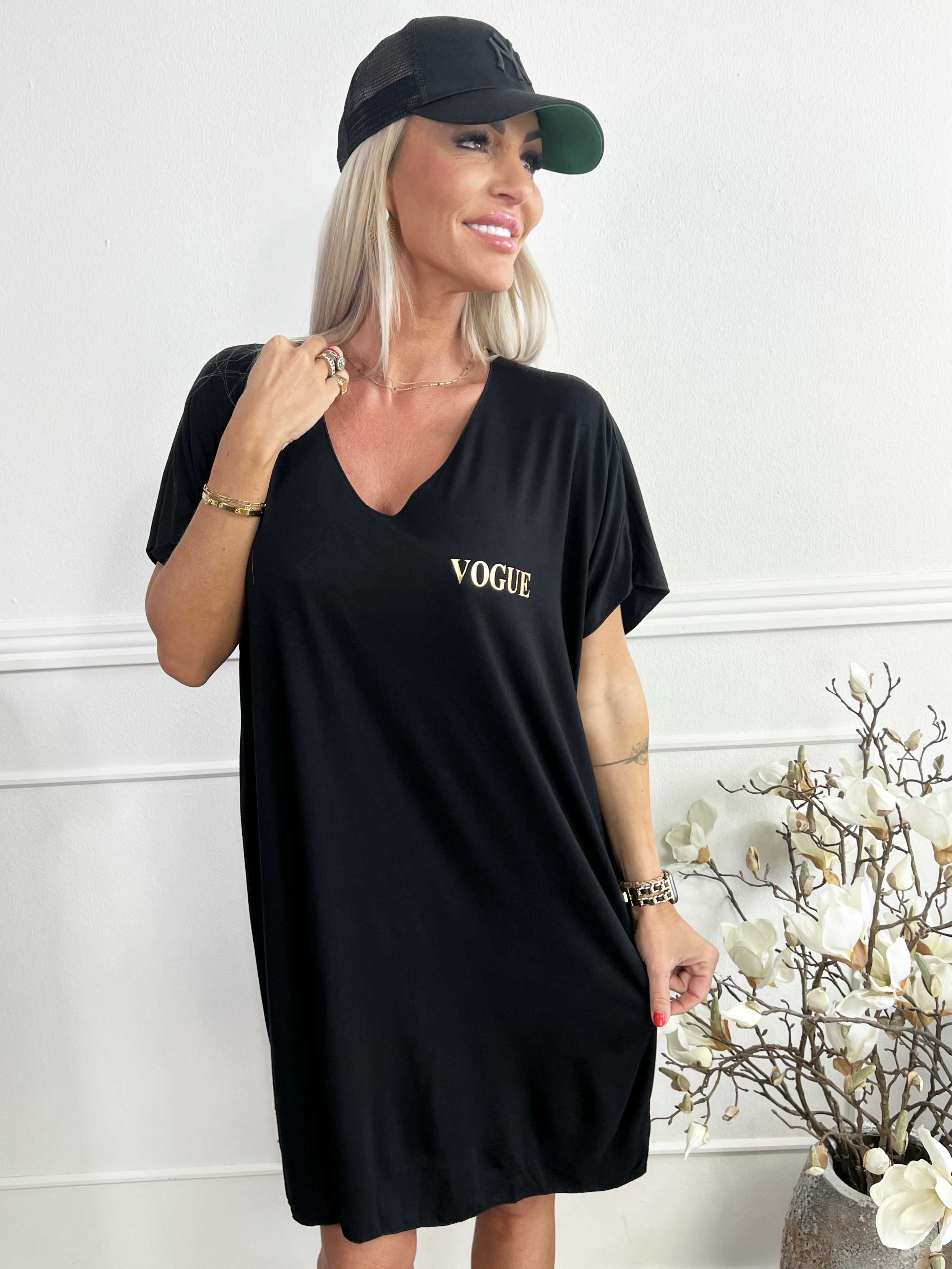 Ellen - Oversized t-shirtkjole i viskose med guldskrift